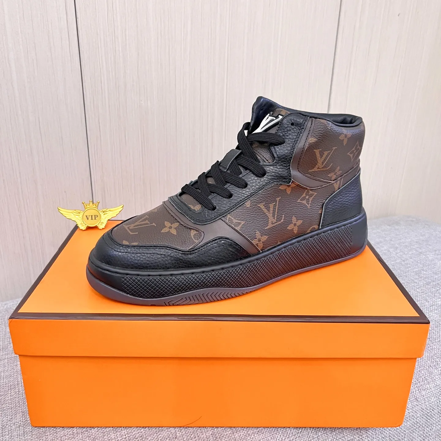 Men's shoes💰 460💰[LV]🔥Louis Vuitton, high-end men's shoes brand, official website 1:1 latest masterpiece: the upper is made of Italian imported first-layer cowhide with a comfortable and breathable lining➕original non-slip and wear-resistant outsole🔥, making walking more convenient and comfortable! An exclusive new model, a stunning work, a beautiful 1:1 replica [color] compared to the official quality! Create a fashionable personality to set off your uniqueness! A must-have for trendy men! Classic🔥Size: 38-44 Color: 🔥 2⃣️colors available🔥
